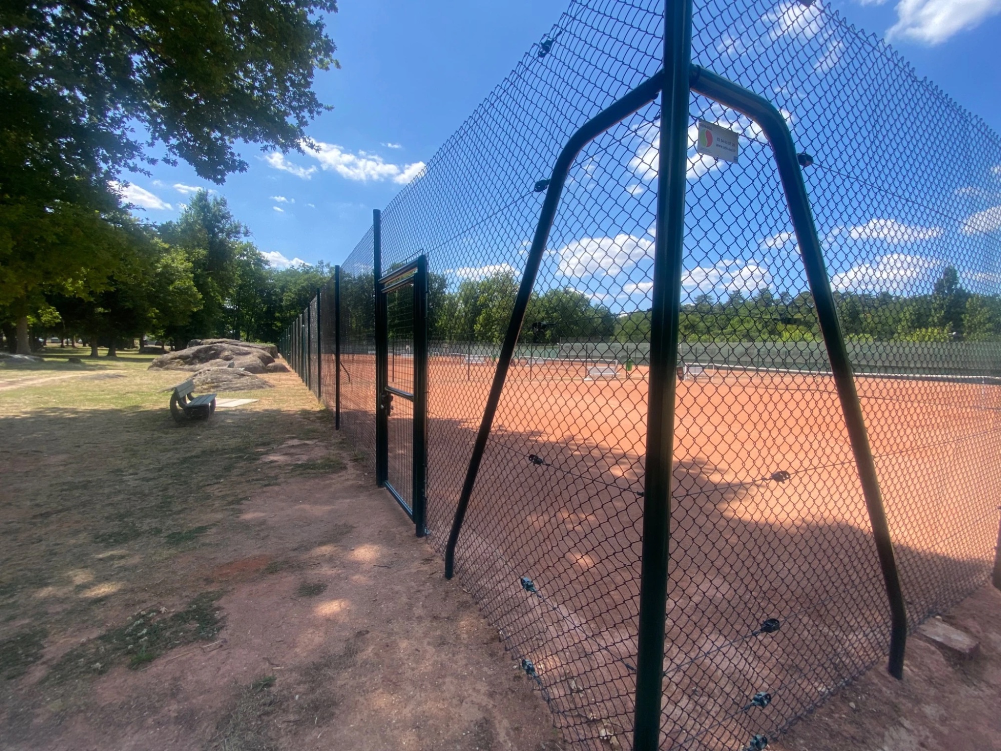 Clôture de terrain de tennis avec grillage simple torsion renforcé Ø3,5 mm et poteaux Ø76 mm galvanisés – réalisation ADN-SOL