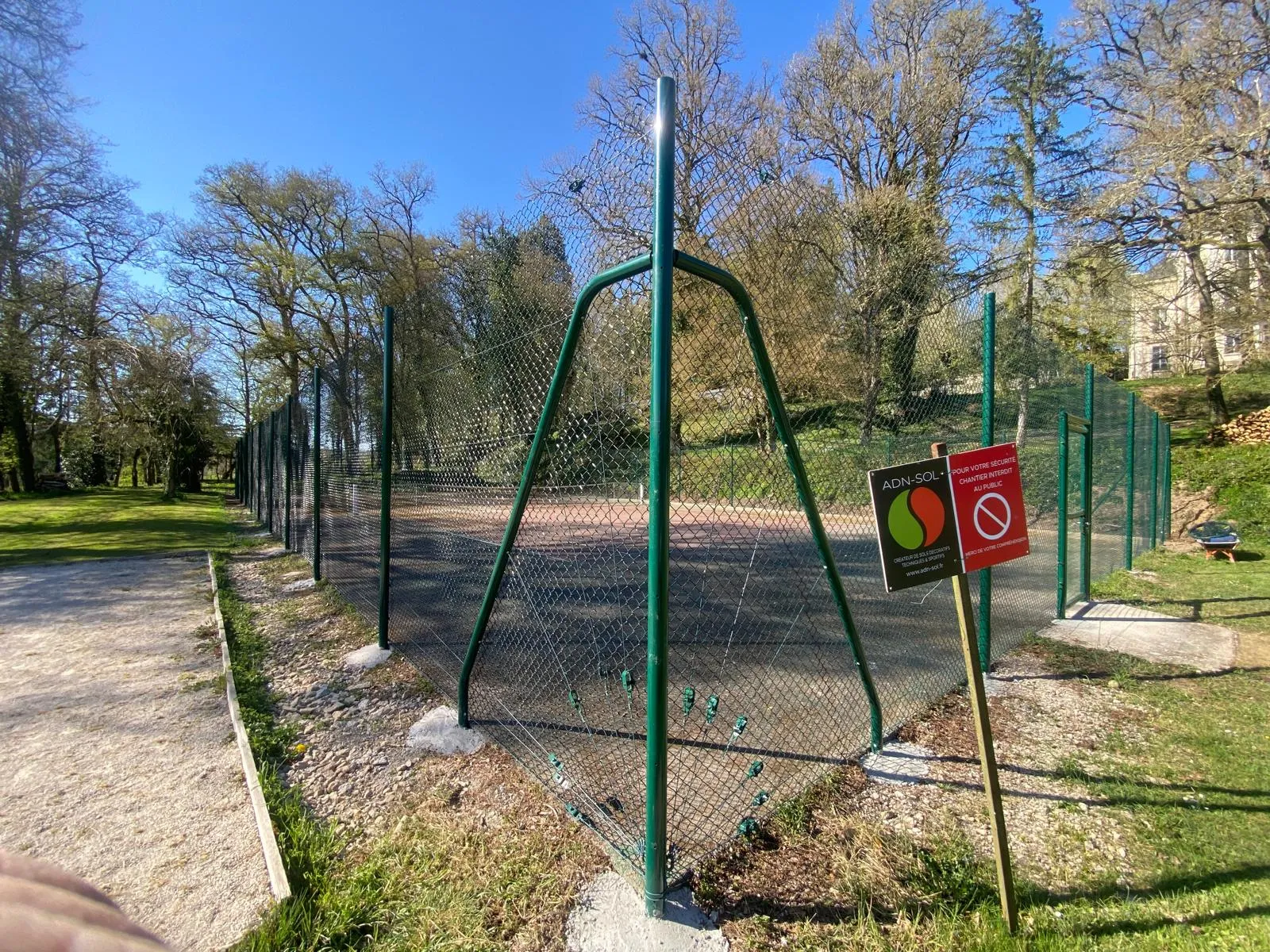 Pose de clôture de court de tennis – installation poteaux de départ et jambes de force