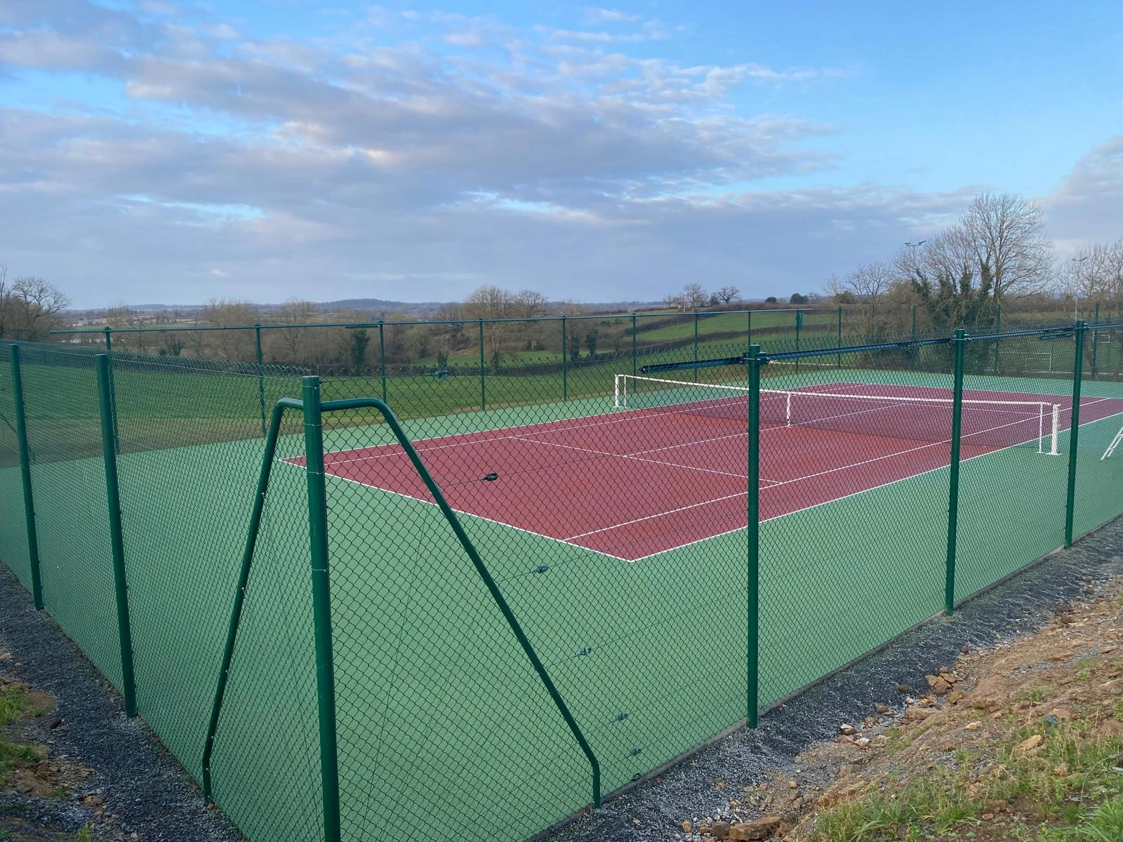 Kit grillage tennis complet avec poteaux galvanisés – clôture de terrain de tennis conforme FFT et NF P90-110