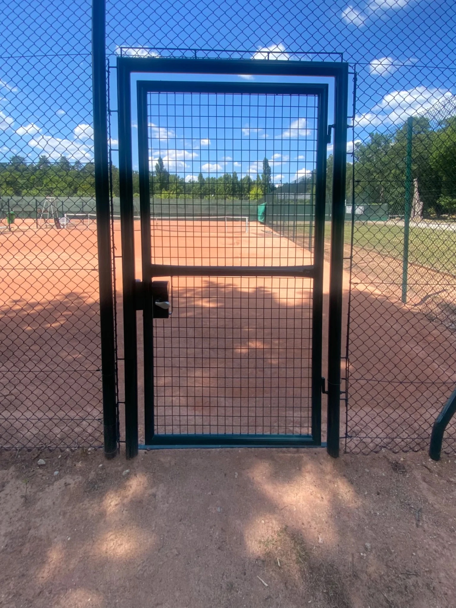 Portail tennis vert galvanisé avec serrure à clé – accès principal terrain de tennis