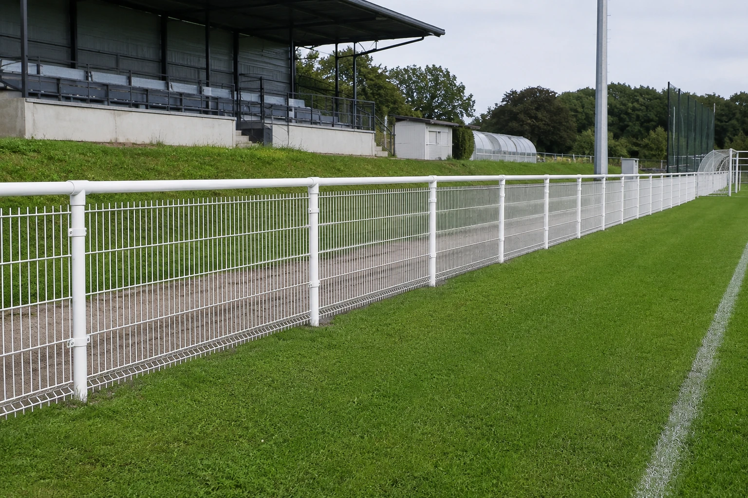 Main courante avec grille rigide double fil RAL 6005 pour terrain de football