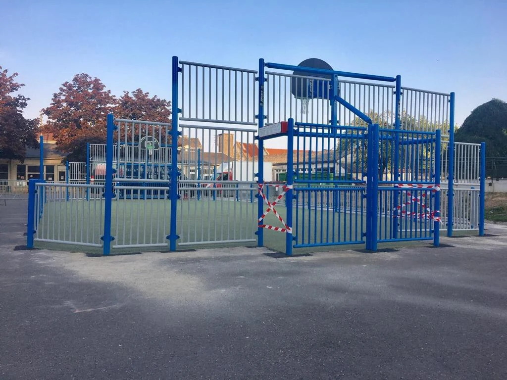 Clôture de city-stade et de terrain multisport : panneaux de rive, clôture haute et accès sécurisé — réalisation ADN-SOL